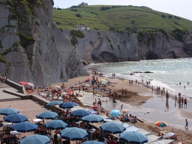 Abierta la convocatoria para la contratación de varios servicios de las playas Itzurun y Santiago