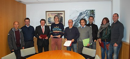 Ayer se firmó el acuerdo de subvención para la mejora del campo de futbol de Aita Mari