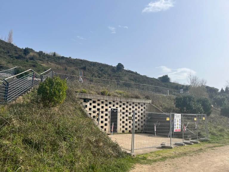 Comienzan las obras de adecuación de los baños públicos y vestuarios de la playa de Santiago
