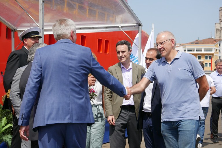 El alcalde Iñaki Ostolaza ha participado en la ceremonia de nombramiento del buque 'Edda Brint' en el astillero Balenciaga