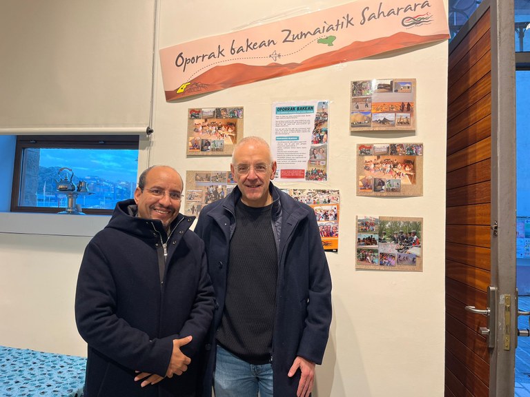 El alcalde recibe en Zumaia al representante del Frente Polisario Mujtar Leboihi