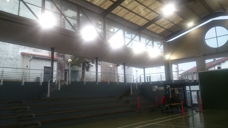 EL AYUNTAMIENTO CAMBIA LAS LUCES DEL FRONTÓN DE OIKIA Y SAGARBIDE A FIN DE OFRECER UN MEJOR SERVICIO A LA CIUDADANÍA Y MEJORAR LA EFICIENCIA ENERGÉTICA