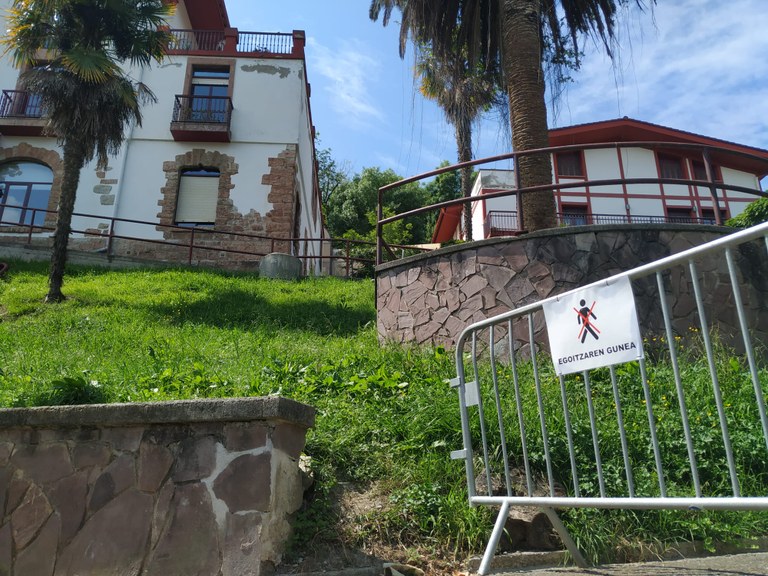 El Ayuntamiento cierra los accesos a la zona verde de la residencia San Juan para su uso por los y las residentes