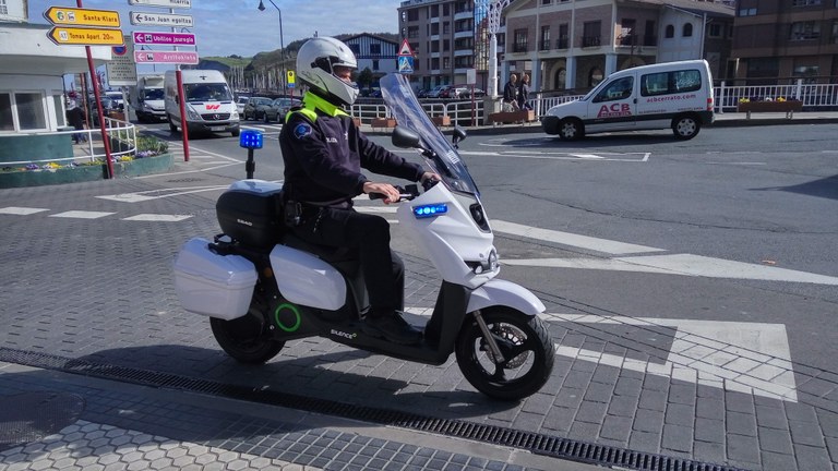   El Ayuntamiento de Zumaia, en su apuesta por la movilidad sostenible, ha adquirido una moto eléctrica para la policía municipal