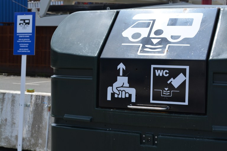 EL AYUNTAMIENTO DE ZUMAIA HA DISPUESTO UNA FUENTE Y UN CONTENEDOR PARA AGUAS NEGRAS EN EL APARCAMIENTO DEL PUERTO DEPORTIVO