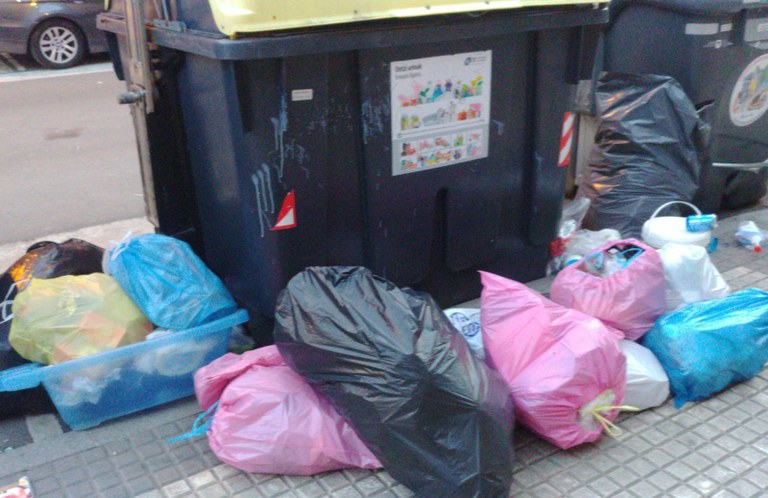 El Ayuntamiento de Zumaia pide que se depositen las bolsas de residuos dentro de los contenedores
