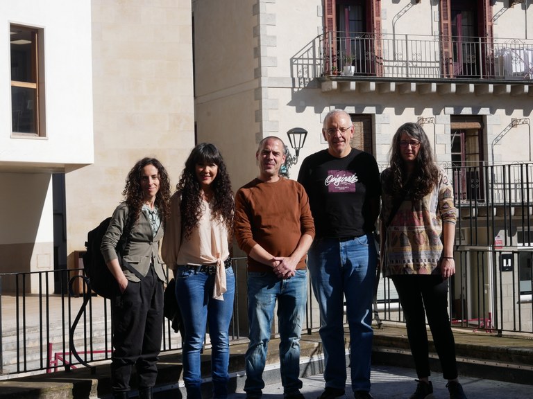 El Ayuntamiento de Zumaia y la asociación Zumiauka firman un convenio para controlar y alimentar las colonias de gatos