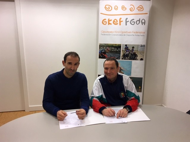 El Ayuntamiento de Zumaia y la federación de Gipuzkoa de Deporte Adaptado han firmado un convenio de colaboración