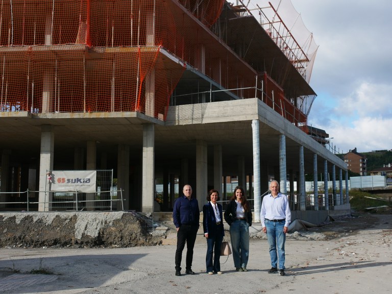 El Ayuntamiento de Zumaia y Sukia Eraikuntzak SL firman el convenio para el sorteo de viviendas de VPO en Torreaga