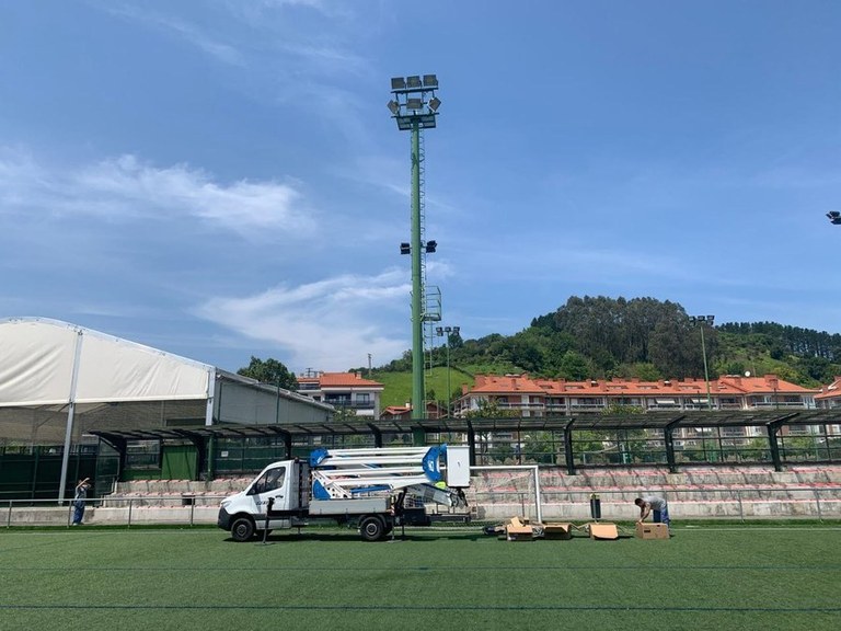 El Ayuntamiento está cambiando el alumbrado del campo de fútbol a tecnología LED