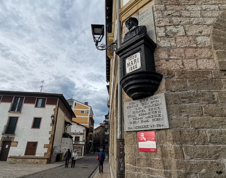 El Ayuntamiento ha colocado una placa en la calle Erribera para dar a conocer la vida de 'Aita Mari'