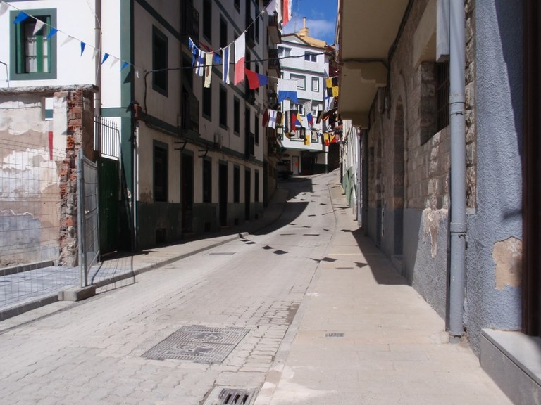 El Ayuntamiento ha retirado los pivotes situados en la calle Santelmo para el bien de los viandantes