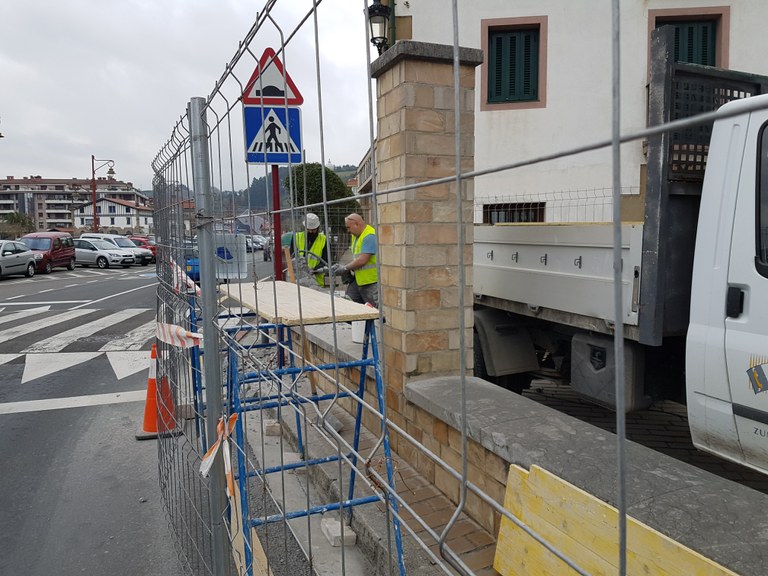 EL AYUNTAMIENTO TOMA MEDIDAS PARA GARANTIZAR LA SEGURIDAD DE LOS PEATONES QUE CIRCULAN POR SAREGILEEN PLAZA