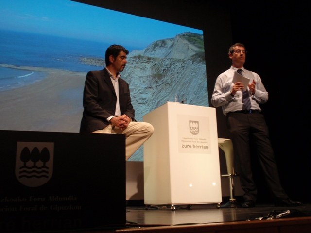 El Diputado General Markel Olano ha visitado Zumaia