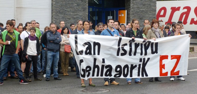 El Equipo de Gobierno se ha sumado a la concentración convocado por la comisión de trabajadores de la empresa Okin