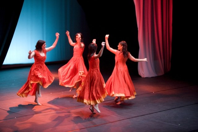 El grupo de danza Alurr ofrecerá su actuación ‘Sua’ esta noche en Aita Mari