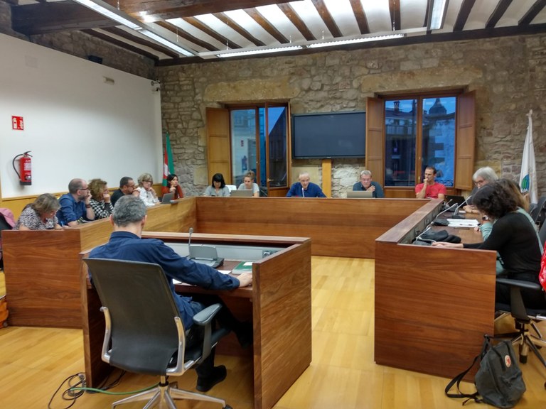 El pleno del 31 de octubre abordó la gestión de los servicios de socorrismo y la cuestión del edificio de servicios de la playa de Santiago