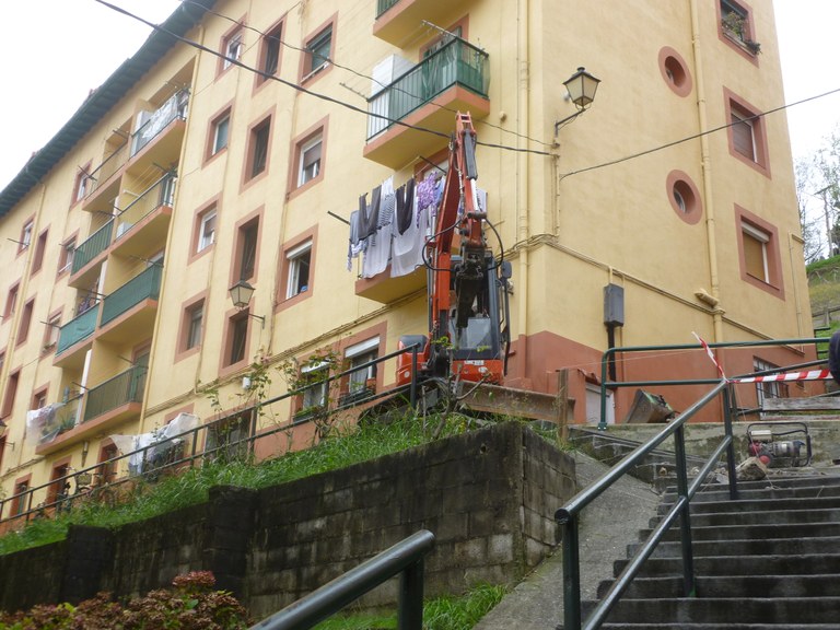 En marcha las obras para construir el paso para peatones en la calle San Jose
