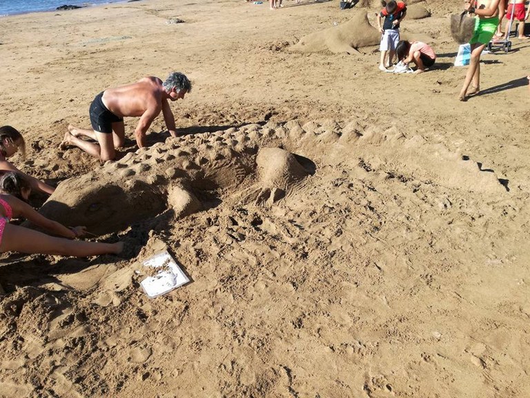 Éxito rotundo del taller de esculturas de arena