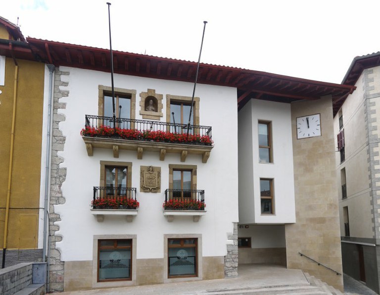 Expuestas las listas provisionales de admitidos/as y excluidos/as para la provisión de once puestos de administrativos/as