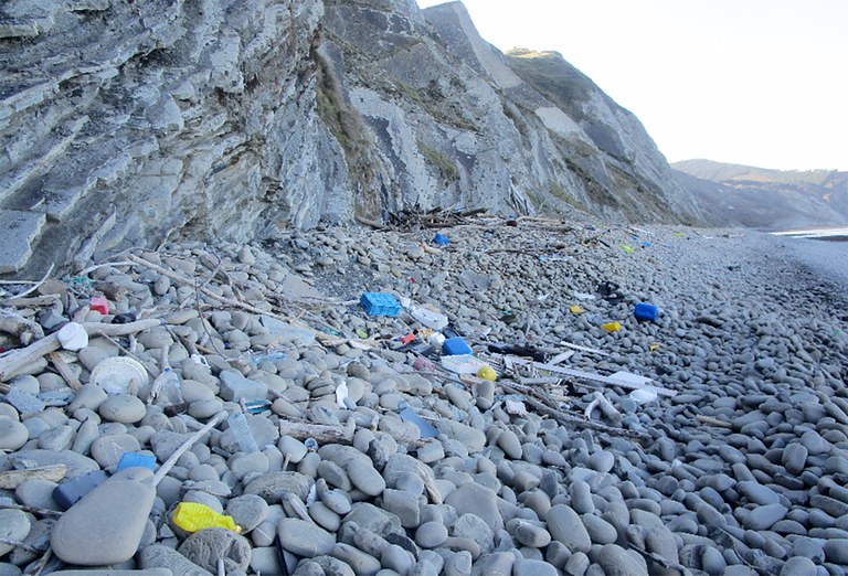 Geoparkea organiza este jueves un coloquio sobre residuos en la terraza de la playa de Itzurun