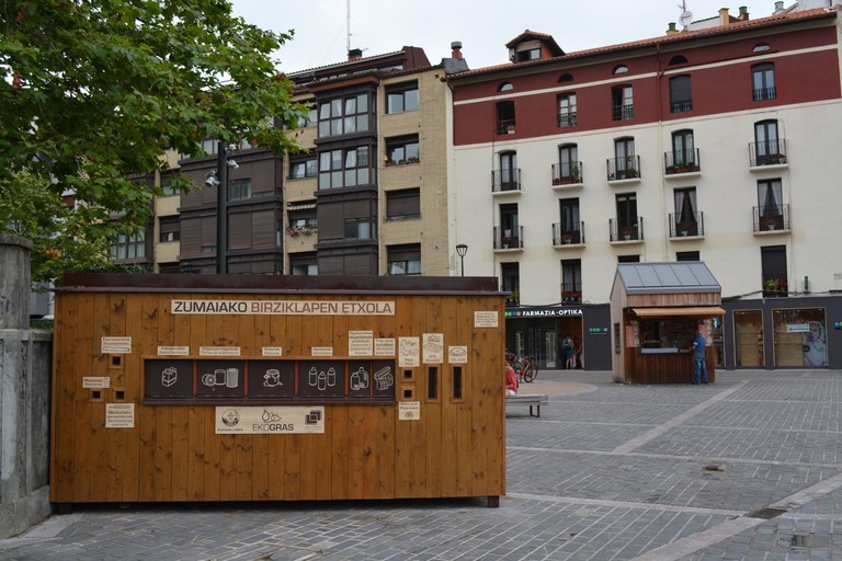 La caseta de reciclaje ubicada en Eusebio Gurrutxaga no estará disponible en las próximas semanas por labores de reparación