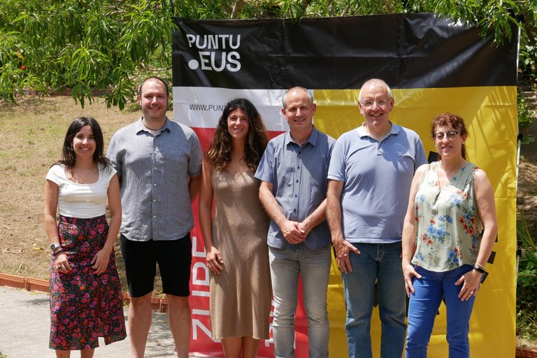 La Fundación PuntuEus y el Ayuntamiento de Zumaia firman un convenio para aumentar el uso del euskera en el entorno digital