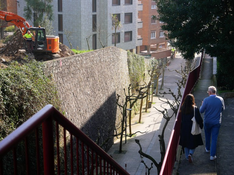 Las máquinas en marcha en Larretxo: inician las obras para el ascensor de Itzurunbidea