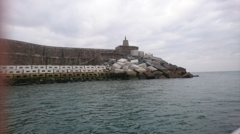 Las obras de refuerzo y reparación del dique exterior de Zumaia se abren a la ciudadanía