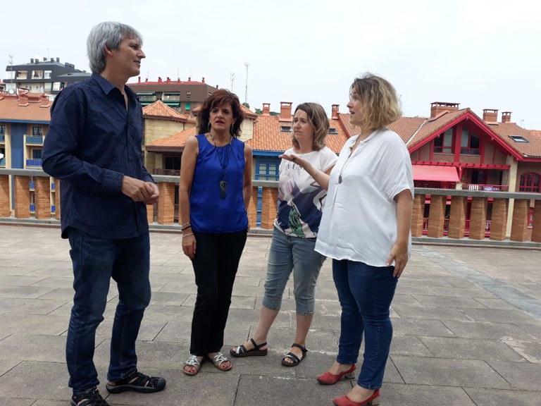 Los establecimientos miembros de la Asociación de comerciantes y hosteleros de Zumaia adoptan el compromiso de pagar el aparcamiento a sus clientes
