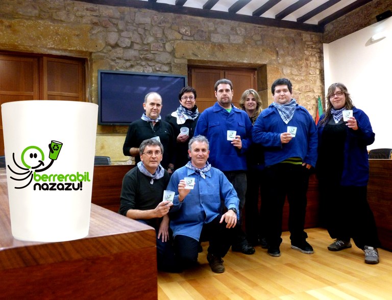 Los hosteleros y el Ayuntamiento hacen un llamamiento para utilizar vasos reutilizables en las fiestas de santelmo