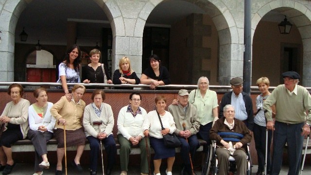 Los residentes del Centro de Día de visita en el museo Ekainberri