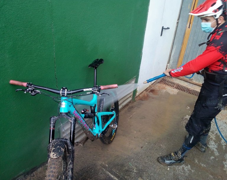 Nuevo punto para limpiar bicicletas en el exterior del polideportivo