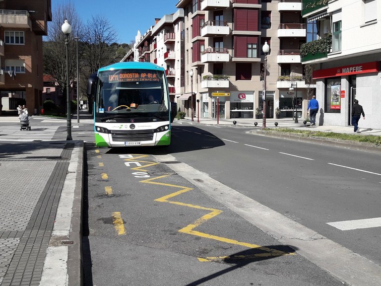 Restablecidas las paradas de autobús de la calle Txomin Agirre