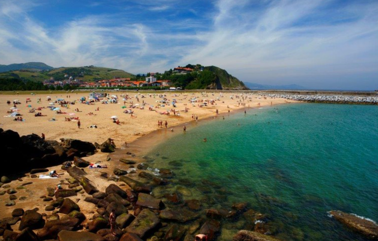 Sanidad prohíbe el baño en la playa de Santiago