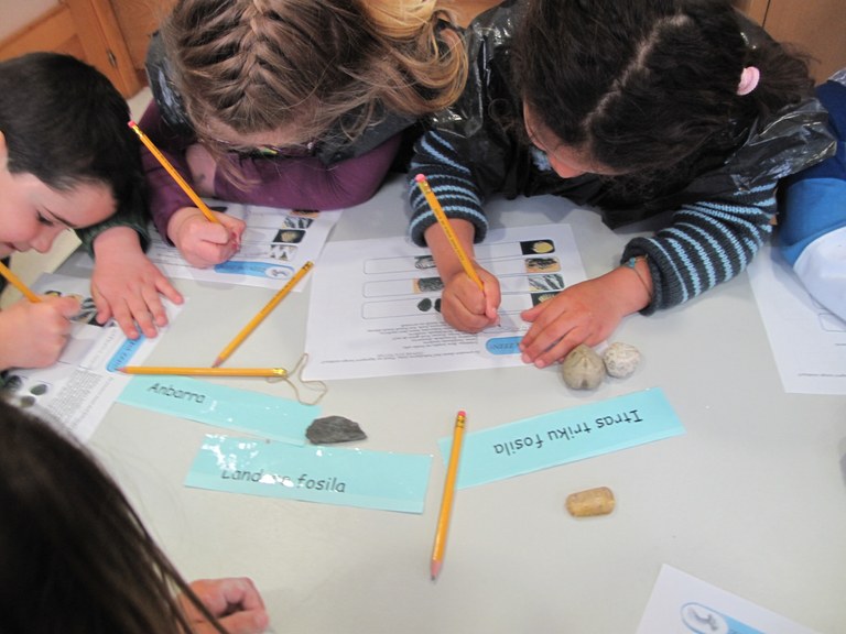 Taller de fósiles para niñas/os en Algorri