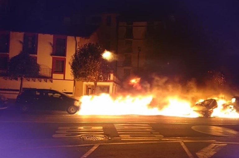 Todos los partidos políticos del Ayuntamiento condenan firmemente la quema de varios contenedores