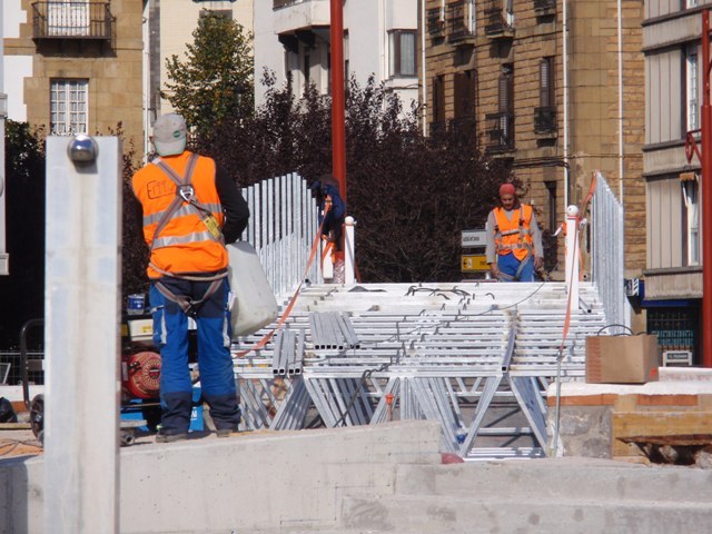 Trabajos en la nueva plataforma del puente peatonal