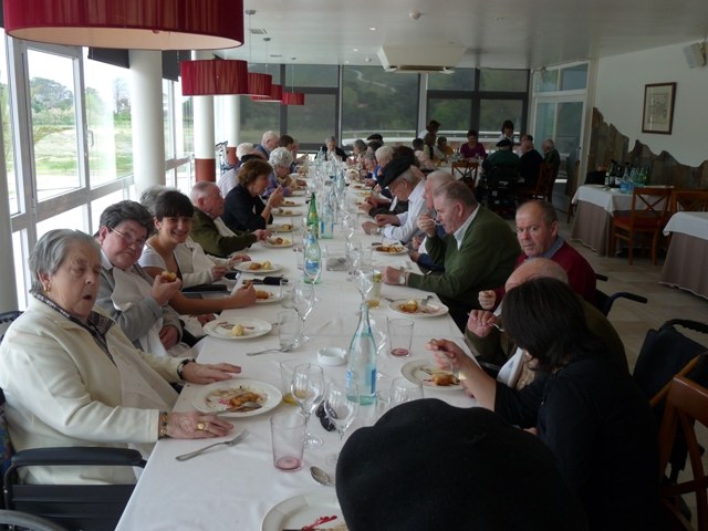 Una comida especial con vistas al puerto deportivo