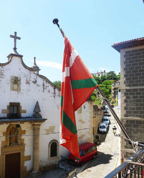 2013ko otsailaren 12ko 37/2013 epaiaren bitartez, Zumaiako Udala bandera espainiarra jartzera behartuta dago