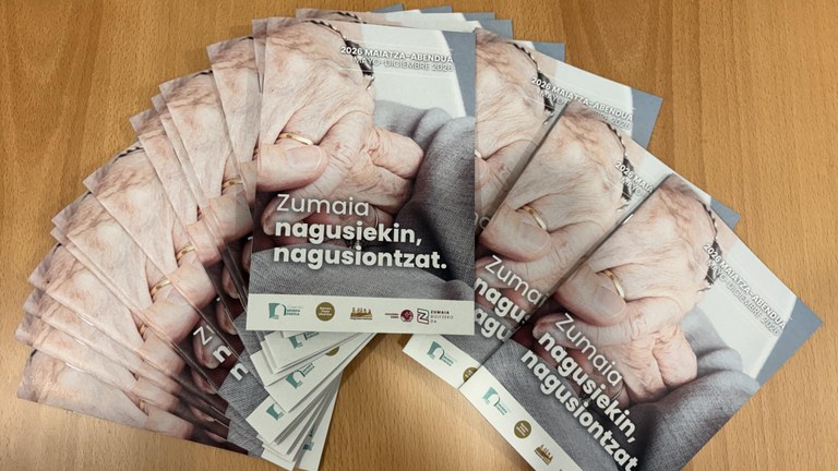 Adinekoentzako programazioa jasotzen duen liburuxka etxez etxe banatzen ari dira