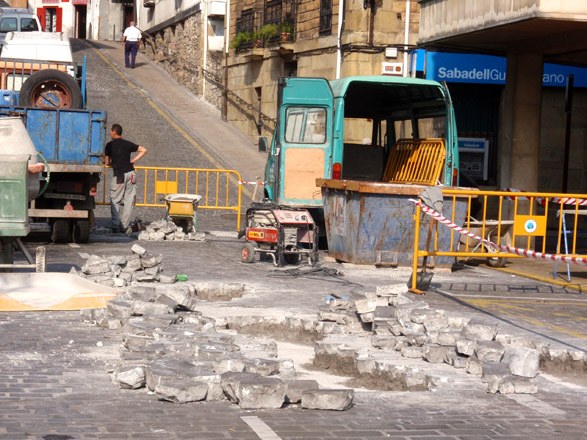 Alde Zaharreko kaleak bihar irekiko dituzte