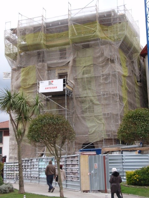 Alondegiaren eraikina eraberritzeko lanak iraila bukaera aldera amaituta izatea espero du Udalak