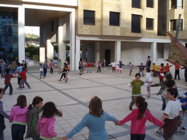 Argitaratuta daude udaleku irekietarako begiraleak kontratatzeko oinarri arautzaileak