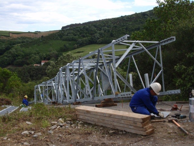 Artadin LTDaren antena muntatzeko lanetan ari dira