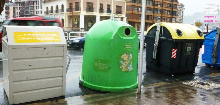 Asier Kidam magoak etxean erabilitako olioa birziklatzen erakutsiko die gaztetxoei