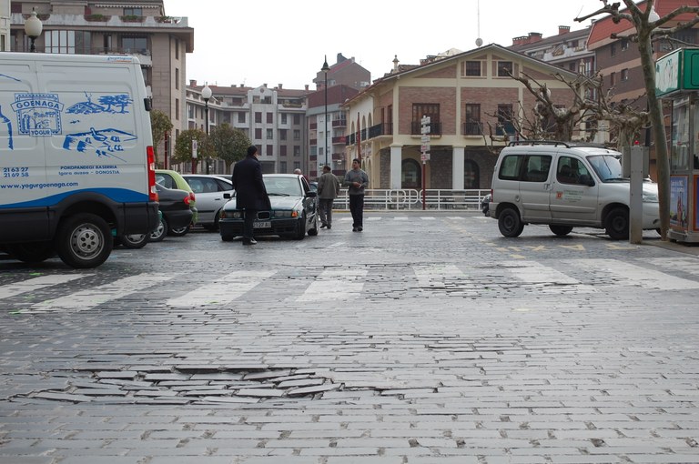 Astelehenean hasiko dira I. Zuloaga plaza inguruko galtzada konpontzeko obrak