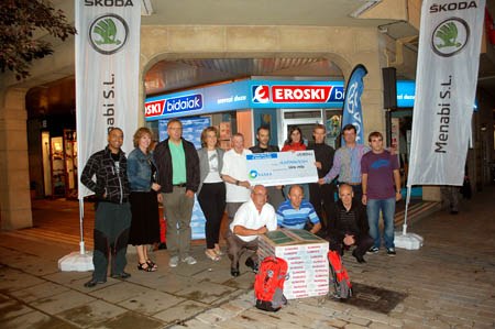 Atzo, irailak 22, jaso zuen Aspanogi elkarteak Flysch Trail mendi lasterketatik ateratako dirua 