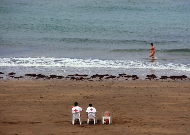 Bainua sorosleen begiradapean, eta bandera berdearekin