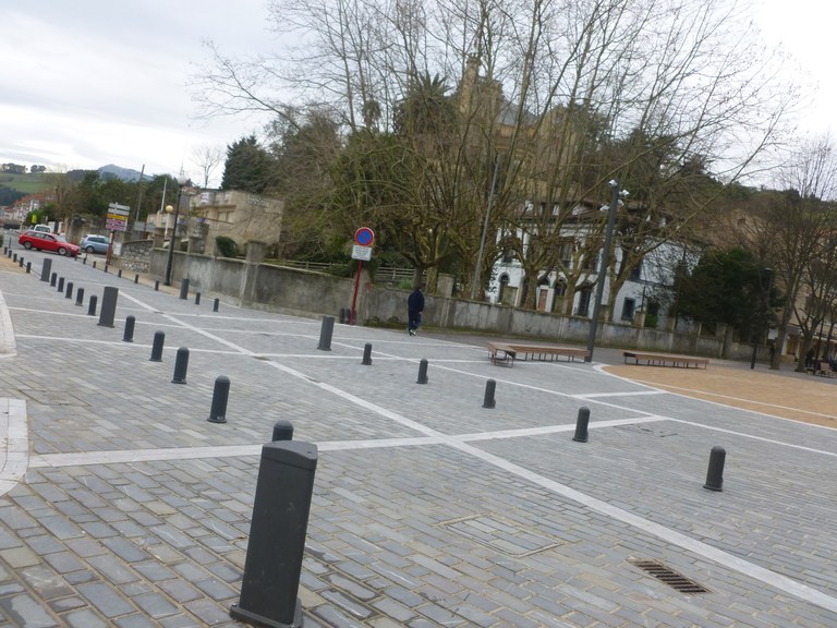 Beheko plaza eta Zuloaga plaza arteko pasabidea irekita